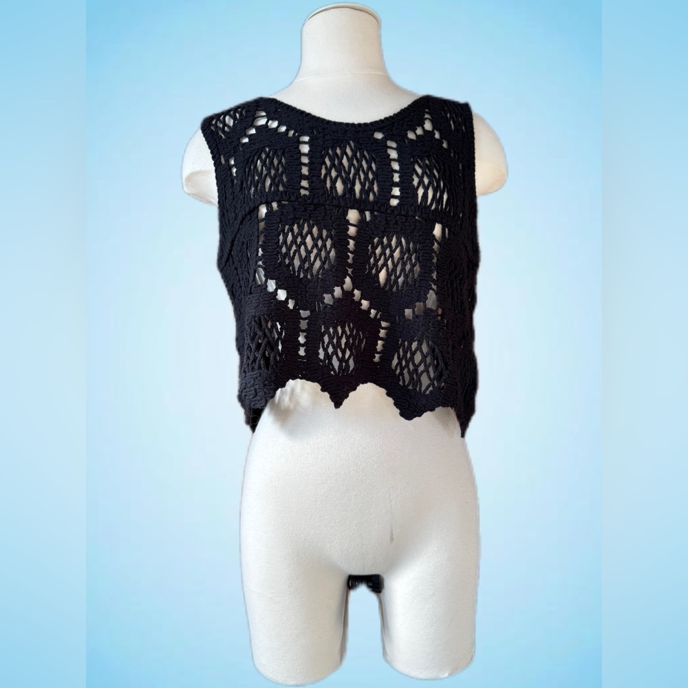 Lovely intricate CROCHET black top / vest 🖤